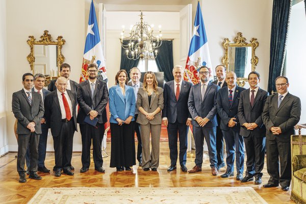 <p>El Presidente Kast y la ministra Sedini recibieron a los representantes de los medios de comuniación. Foto: Presidencia.</p>