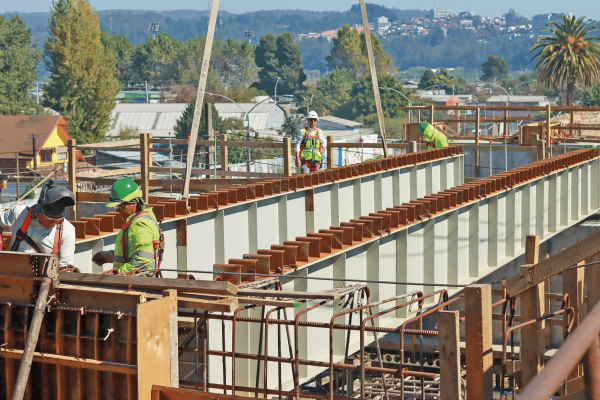 <p>Vivienda se apronta a caducar contratos de constructora española por obras abandonadas en Biobío y estudia más casos en O'Higgins, Ñuble y norte del país</p>