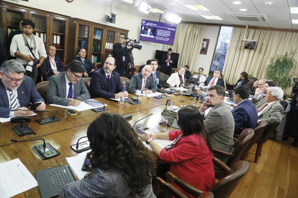 Los ministros Quiroz y Rau presentaron el proyecto. Foto: Aton.