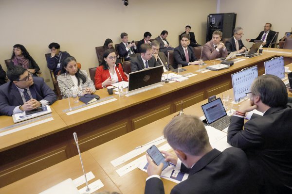 <p>El Consejo Fiscal Autónomo (CFA) en pleno en la presentación de su análisis del proyecto de reconstrucción y reactivación nacional, en la comisión de Hacienda de la Cámara de Diputados. Foto: Aton.</p>