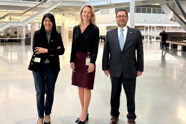 La ministra Lincolao y el canciller Pérez Mackenna junto con la vicepresidenta de Iniciativas Globales en IA de Nvidia, Calista Redmond.