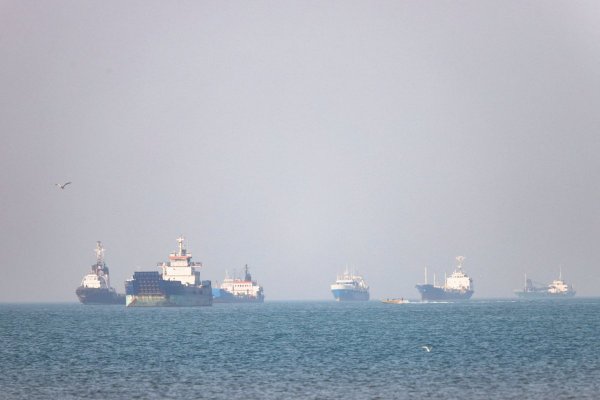 <p>El acuerdo implicaría que ambas partes levantaran las restricciones al tránsito por el estrecho de Ormuz. (Foto: Reuters)</p>