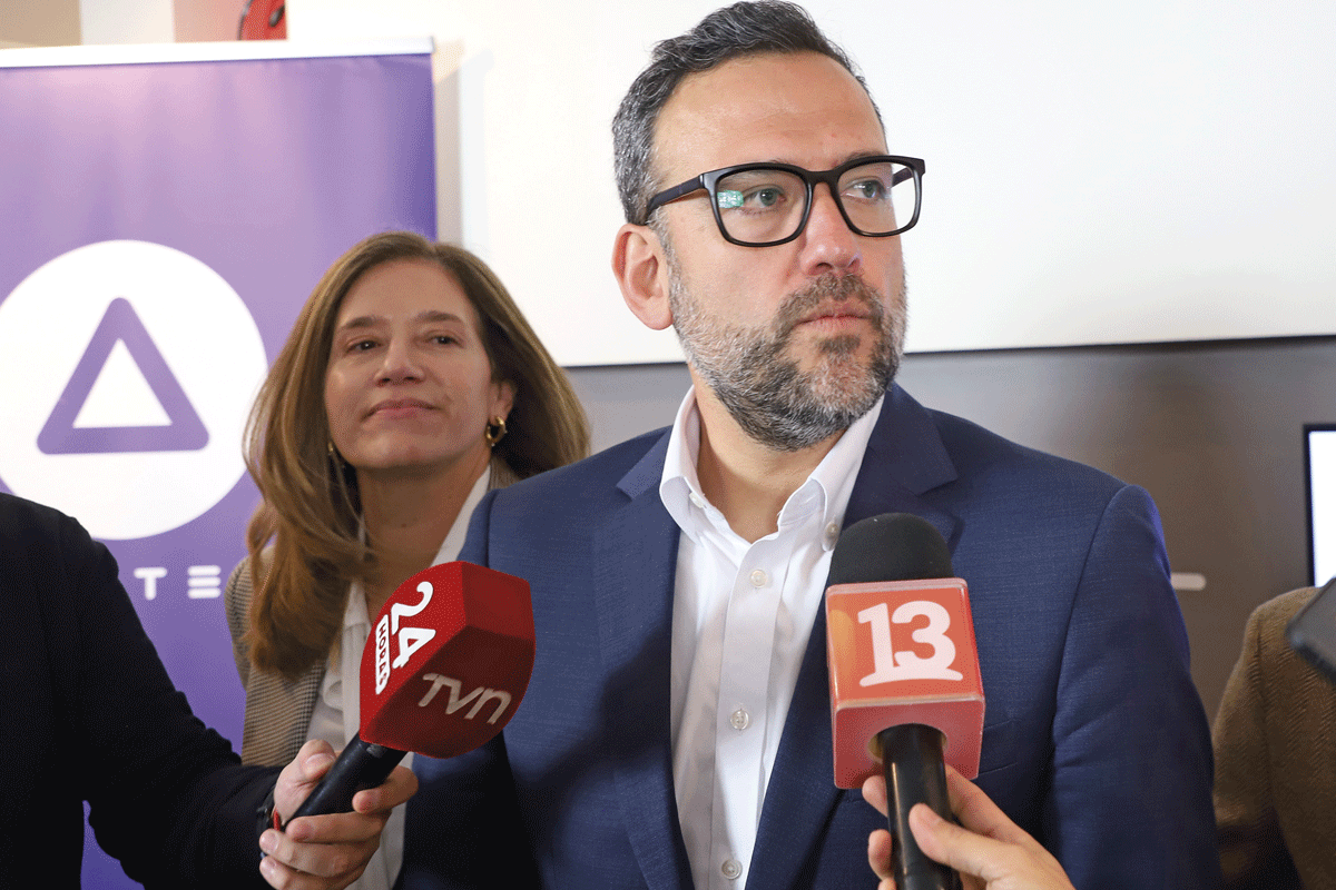 <p>De izq. a der.: la directora ejecutiva de TVN, Susana García; el presidente de Anatel, Pablo Vidal, y el director ejecutivo de Canal 13, Cristián Ñúnez. Foto: Julio Castro.</p>