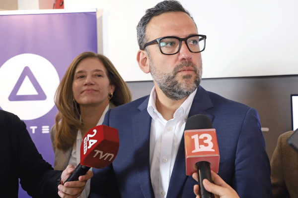 <p>De izq. a der.: la directora ejecutiva de TVN, Susana García; el presidente de Anatel, Pablo Vidal, y el director ejecutivo de Canal 13, Cristián Ñúnez. Foto: Julio Castro.</p>