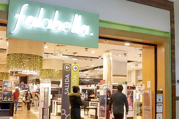<p>“Nos estamos preparando para un período volátil”: Falabella aterriza el impacto de la crisis de Medio Oriente</p>