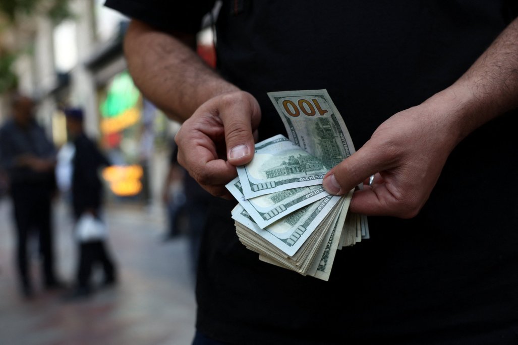 Dólar abre en baja y pierde los $ 890 a medida que inversionistas sienten más cerca un posible acuerdo de paz en Medio Oriente