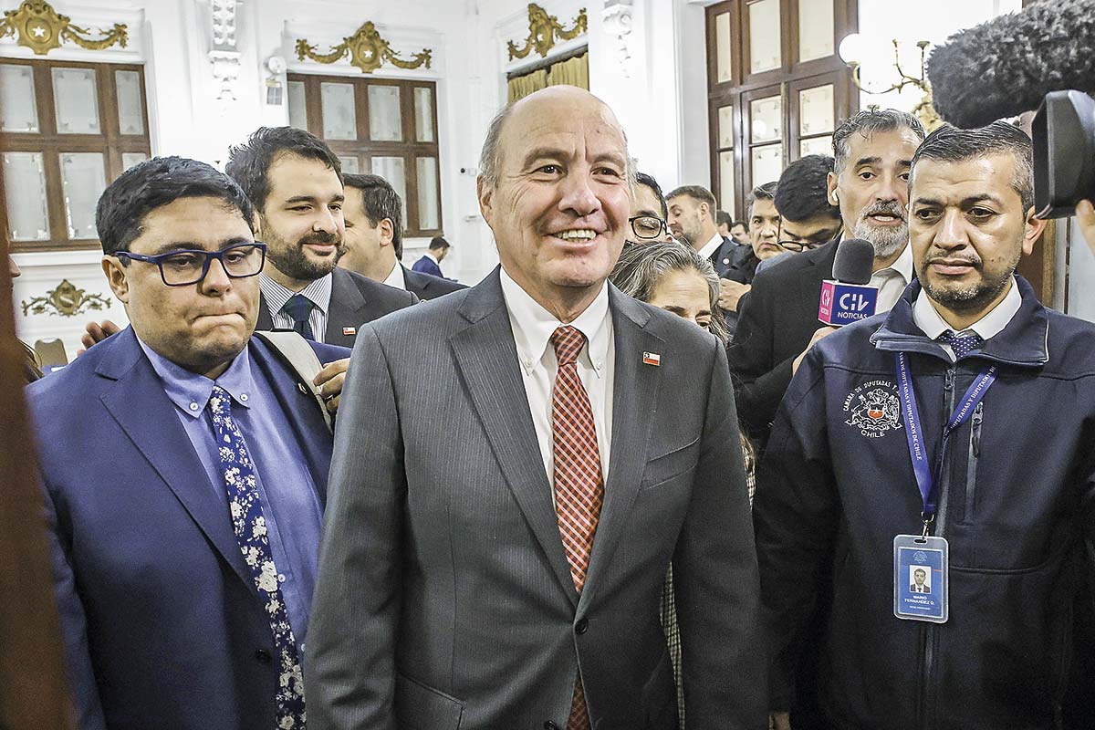 <p>El ministro Jorge Quiroz tras la aprobación de la idea de legislar. Crédito: Aton</p>