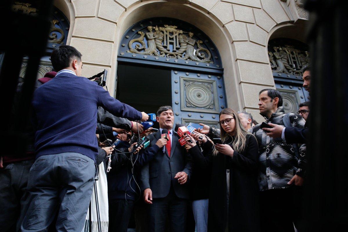 <p>El excandidato presidencial del Partido de la Gente (PDG), Franco Parisi, llegó hasta las oficinas del Ministerio de Hacienda para reunirse con su titular, Jorge Quiroz. (Foto: Aton Chile)</p>