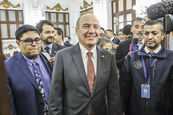 <p>El ministro Jorge Quiroz tras la aprobación de la idea de legislar. Crédito: Aton</p>