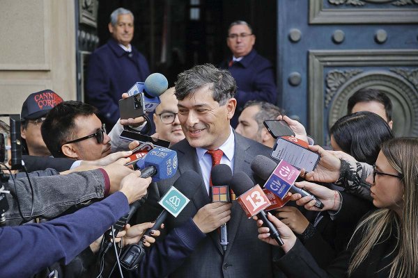 <p>Alta expectación generó el encuentro de Parisi con el ministro Quiroz. Foto: Aton.</p>