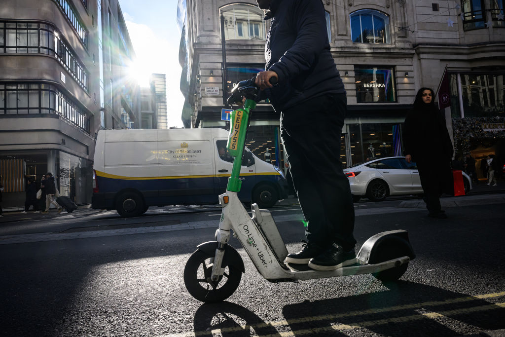<p>Fundada en 2017, Lime ofrece alquileres a corto plazo de scooters y bicicletas en aproximadamente 230 ciudades de 29 países. En la imagen, en Londres. (Foto: Bloomberg)</p>