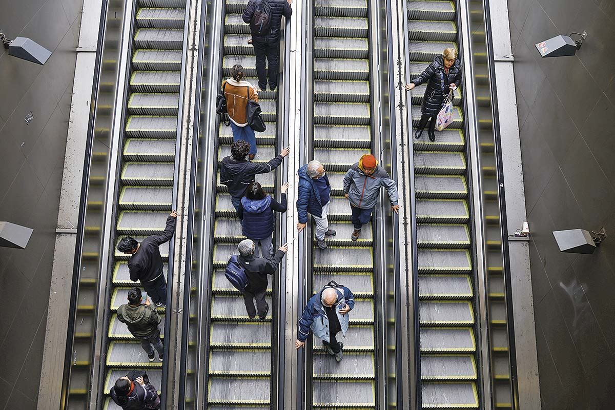 <p>Cuatro AFP redujeron la cantidad de trabajadores al primer trimestre, pero industria fortaleció su fuerza de venta</p>