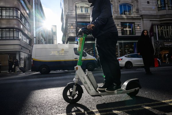 <p>Fundada en 2017, Lime ofrece alquileres a corto plazo de scooters y bicicletas en aproximadamente 230 ciudades de 29 países. En la imagen, en Londres. (Foto: Bloomberg)</p>