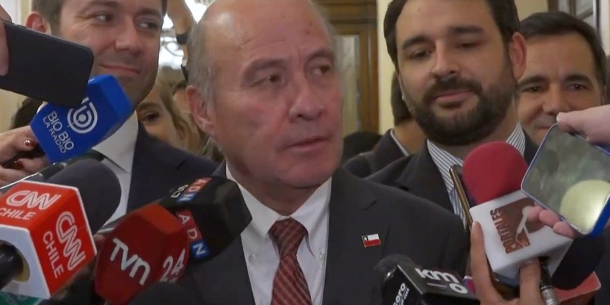 <p>Ahora en DF | Quiroz dice que usarán decretos si proyecto de reactivación no avanza: "Vamos a seguir siempre gobernando"</p>