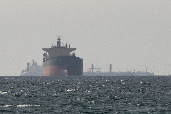 <p>Los ataques del jueves se produjeron días después de un enfrentamiento mutuo cuando Trump lanzó una operación militar para guiar a los buques mercantes a través del estrecho de Ormuz. (Foto: Reuters)</p>