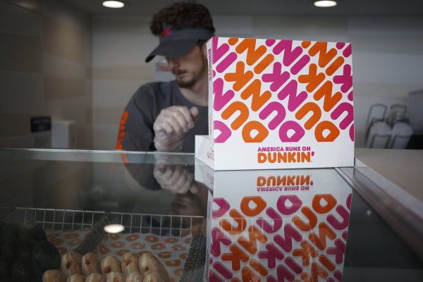 <p>Propietaria de Dunkin' Donuts presenta su solicitud de salida a bolsa en Estados Unidos</p>