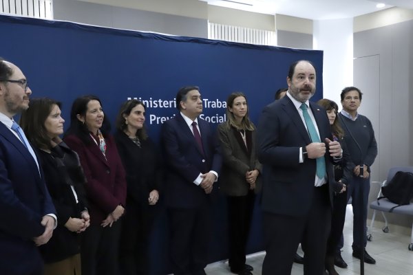 Con plazo de un mes: ministro Rau convoca a mesa técnica para frenar desempleo con foco en mujeres y jóvenes