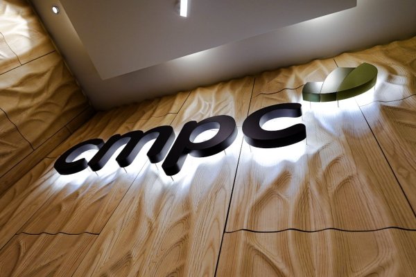 <p>Las utilidades de CMPC caen a la mitad en el primer trimestre y CEO promete mitigar impactos del shock energético</p>
