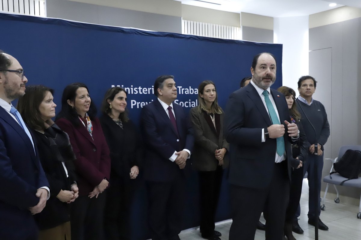 <p>Con plazo de un mes: ministro Rau convoca a mesa técnica para frenar desempleo con foco en mujeres y jóvenes</p>