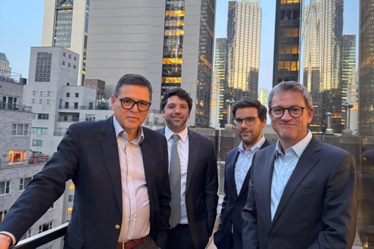 <p>Caviar chileno en B&E y la cargada agenda de Quiroz: la trastienda del Chile day</p>