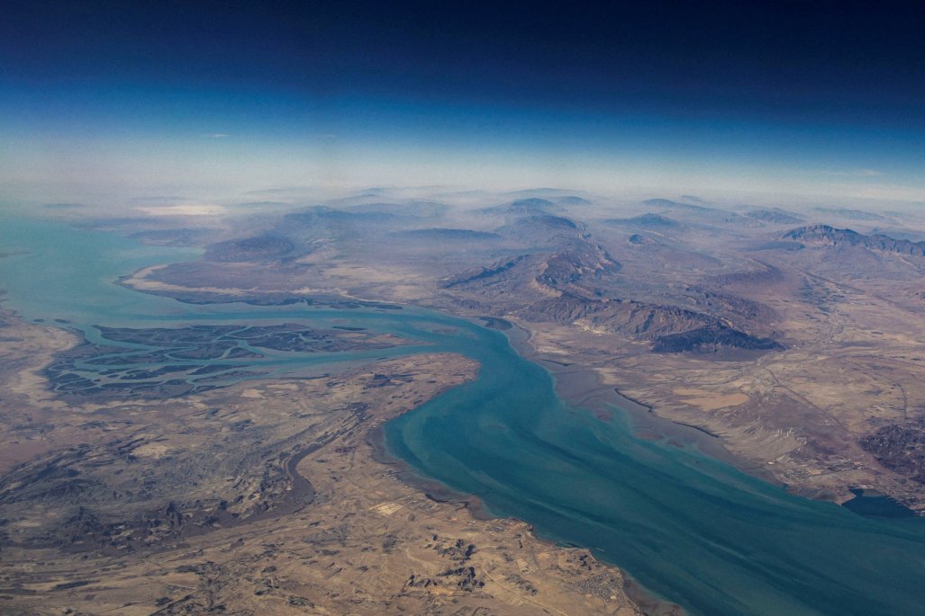 Irán amenaza con dificultar el paso por Ormuz a países que apliquen sanciones de EEUU