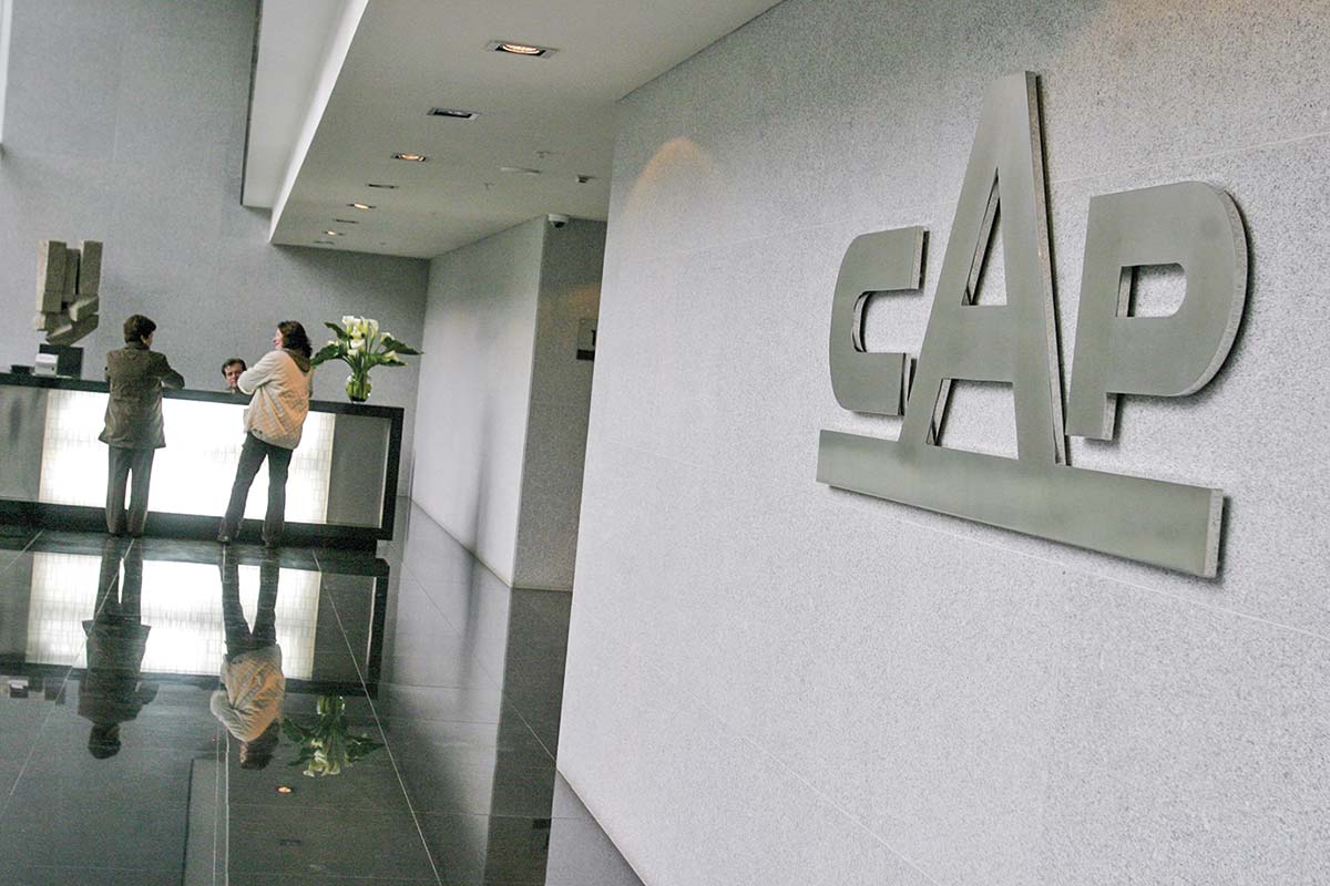 <p>CAP no cumple con expectativas y sufre nuevas pérdidas a marzo, pero empieza a dejar atrás el golpe por contingencia en Los Colorados</p>