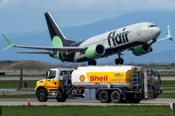 <p>¿Cómo el ajuste en la oferta de jet fuel amenaza los vuelos de la temporada alta del Europa, Asía y Estados Unidos?</p>