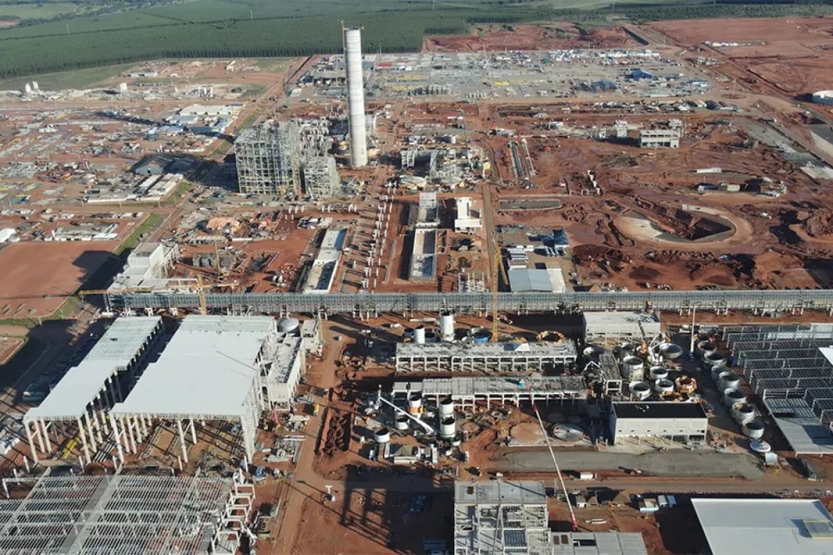 <p>Grupo Angelini adelanta inyección de US$ 200 millones para megaproyecto Sucuriú y Arauco evalúa venta de activos para costear puerto en Sao Paulo de US$ 450 millones</p>