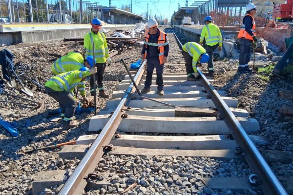 <p>EFE Sur informa retiro de últimos vagones descarrilados de vía férrea a Concepción y proyecta retomar servicio parcial este martes</p>