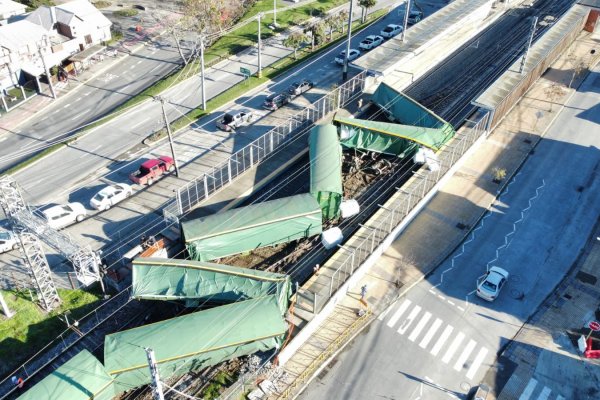<p>Falla técnica por sobrecalentamiento de rodamiento provocó accidente en tren de Fepasa cargado con celulosa en Chiguayante</p>