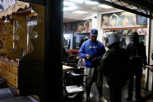 ¿Cortarse el pelo a la medianoche? Contraloría anula ordenanza municipal de Antofagasta que restringía horarios de barberías, peluquerías y salones de belleza