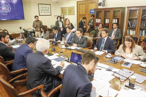 Reajuste del salario mínimo da su primer paso en el Congreso tras mejora anunciada por el gobierno a la propuesta inicial