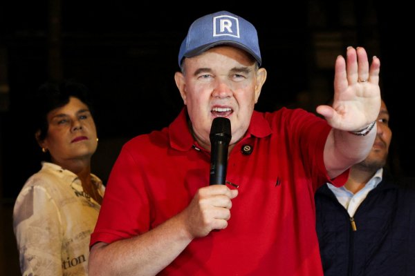<p>López Aliaga está quedando fuera del balotaje en Perú e insiste en un fraude electoral en el que involucra a "la gente de Boric"</p>