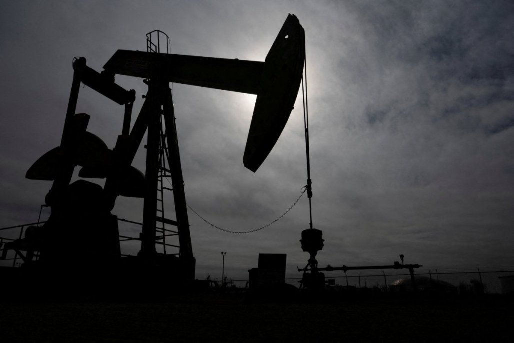 La oferta mundial de petróleo no cubrirá la demanda este año, alerta la AIE sobre el impacto de los estragos por la guerra en Medio Oriente