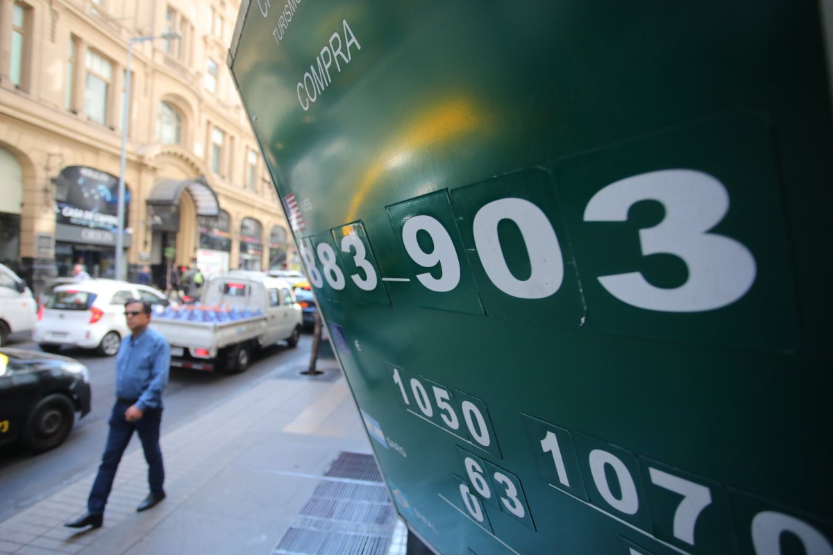 <p>Dólar profundiza su caída a $ 890 tras nuevo récord del cobre y pese a sorpresa al alza en precios al productor de EEUU</p>