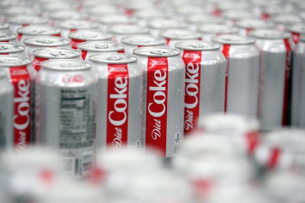 <p>Desde bebidas en lata hasta bolsas para la basura: la crisis de Ormuz impulsa el acaparamiento de un amplia variedad de productos en todo el mundo</p>