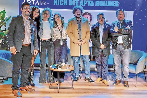 Varinka Farren (segunda de izq. a der.) con los builders de Hub APTA.