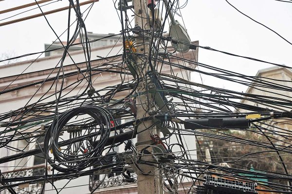Adiós a la telaraña: los plazos en que las telcos retirarán y reordenarán 66 mil cables a nivel nacional