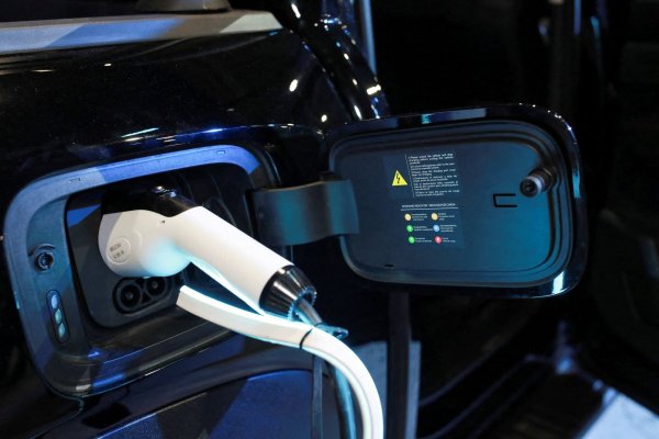 <p>BYD, que el año pasado superó a Tesla como el mayor fabricante mundial de vehículos eléctricos, presentó hace un año su tecnología de carga ultrarrápida. (Fotos: Reuters)</p>