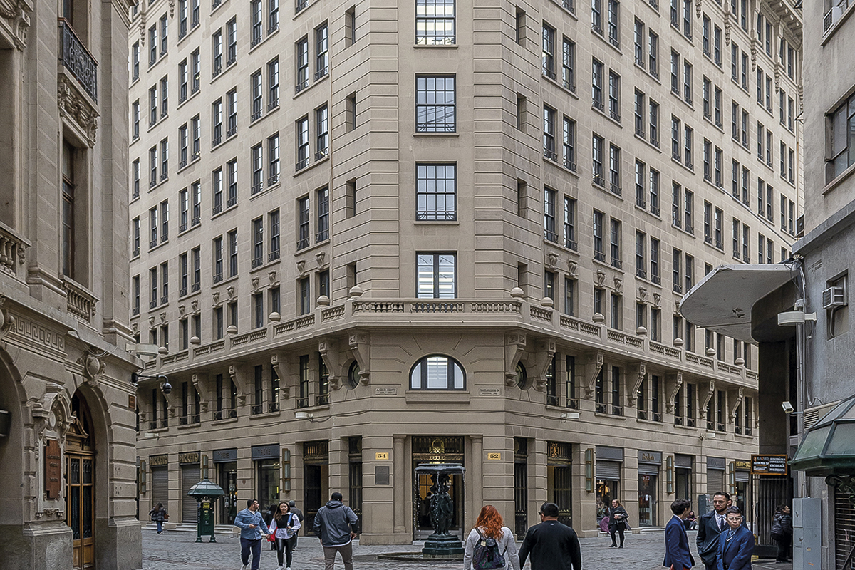 <p>Grupo inmobiliario ligado a familia Hites debuta en el mercado con bono por US$ 57 millones para refinanciar pasivos</p>