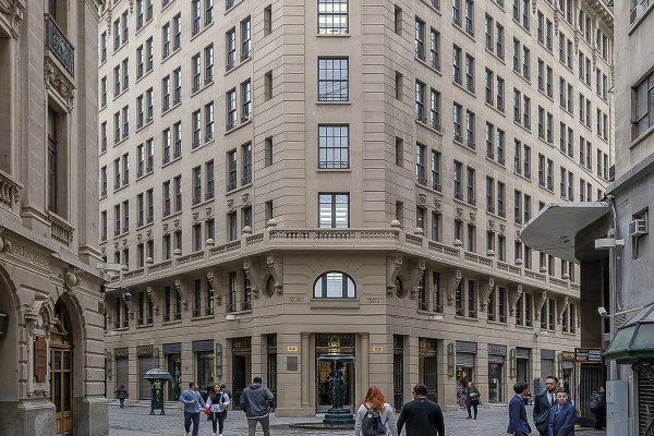 Grupo inmobiliario ligado a familia Hites debuta en el mercado con bono por US$ 57 millones para refinanciar pasivos