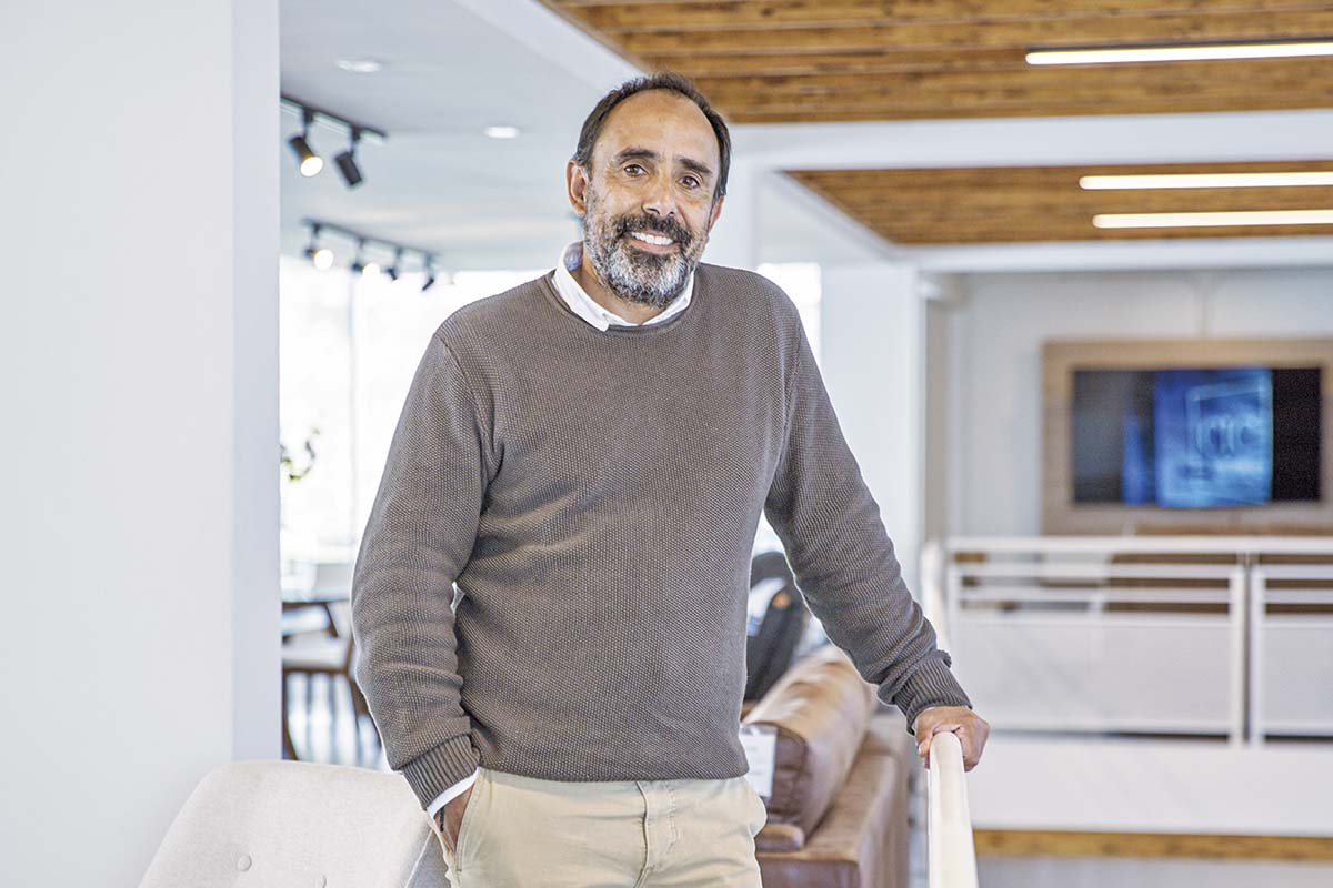 <p>El gerente general de CIC, Gonzalo Marambio, en el showroom CIC ubicado en avenida Kennedy, el cual tiene más de 900 m2 de exhibición. Foto: Jonathan Duran</p>