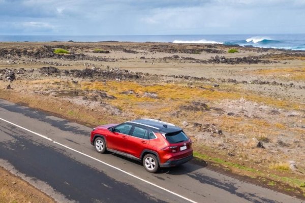 La transición energética llega a Rapa Nui: isla incorpora primeros autos híbridos para turistas