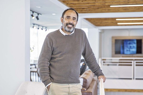 <p>El gerente general de CIC, Gonzalo Marambio, en el showroom CIC ubicado en avenida Kennedy, el cual tiene más de 900 m2 de exhibición. Foto: Jonathan Duran</p>