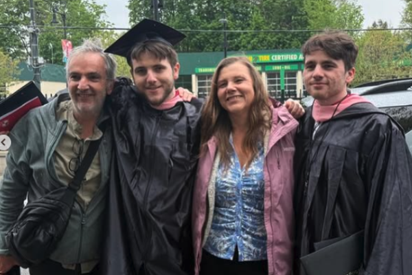 <p>El encuentro de los Paulmann y los Mayne-Nicholls en la graduación de Berklee</p>
