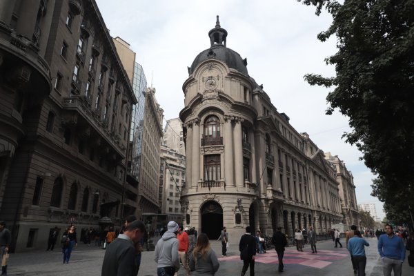 <p>Bolsa chilena abre en rojo y el IPSA se acerca a 10.300 por ventas globales frente a negativo panorama de inflación</p>