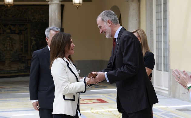 <p>Foto publicada por la Casa Real de España, que muestra a Paola Luksic junto al rey Felipe VI.</p>