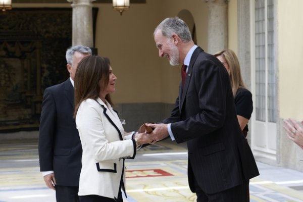 <p>Foto publicada por la Casa Real de España, que muestra a Paola Luksic junto al rey Felipe VI.</p>