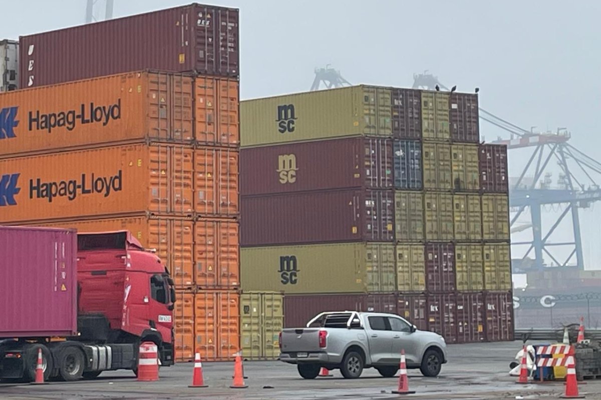 <p>Puerto Coronel capta envíos de cartulina que CMPC exportaba por terminales de zona central y proyecta despachar 3 mil toneladas mensuales a México</p>