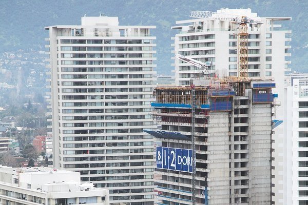 Edificios multifamily en la Región Metropolitana: arriendo promedio sube 27% pese a mayor vacancia